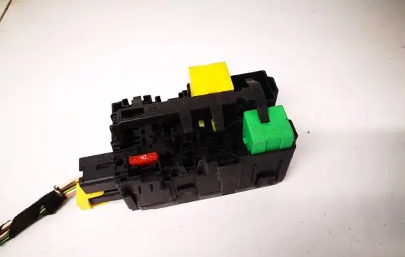 Peugeot 208 I Fuse box set 9806192580