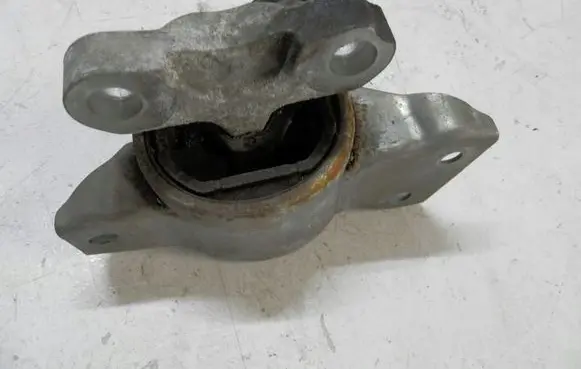 Opel Corsa D Engine mounting bracket 