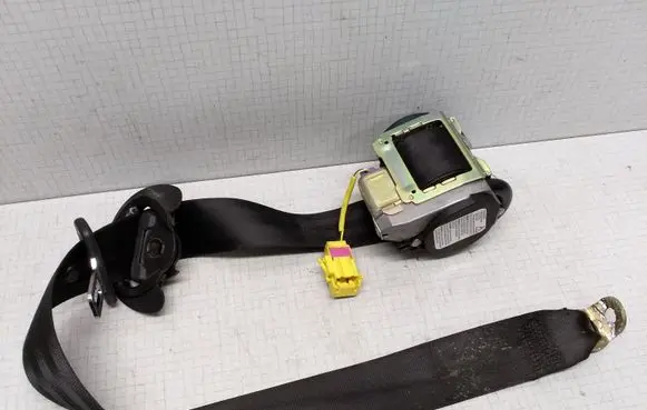Volkswagen Golf V Front seatbelt 1K4857706