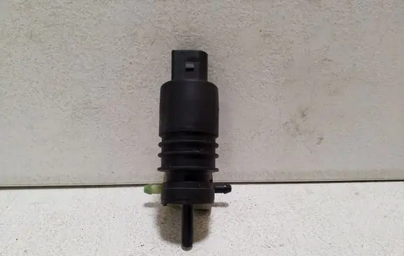 Volkswagen Golf IV Windscreen/windshield washer pump