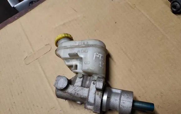 Chrysler PT Cruiser Master brake cylinder 26612201084