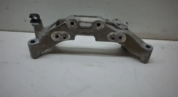 Peugeot 208 Engine mounting bracket 9813582980
