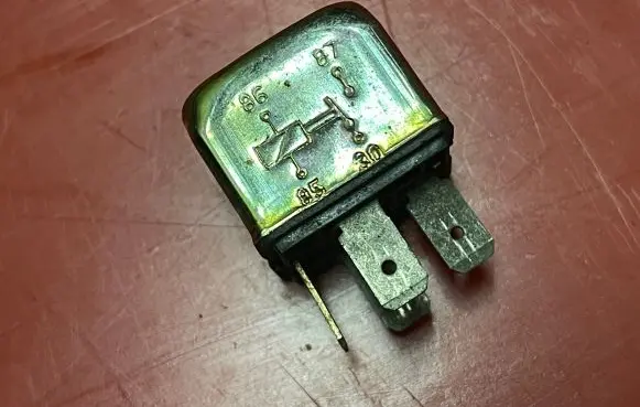 BMW 5 E28 Other relay 1364986