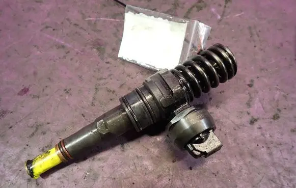 Audi A4 S4 B6 8E 8H Fuel injector 