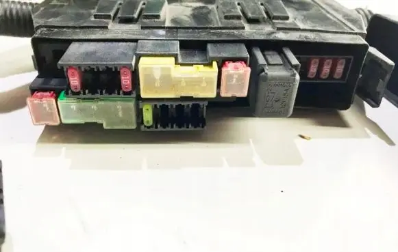 Nissan Juke I F15 Fuse module