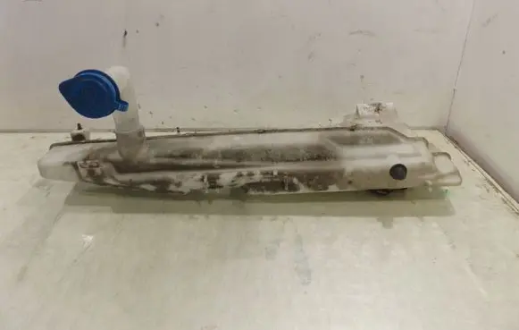 Suzuki Grand Vitara I Windshield washer fluid reservoir/tank