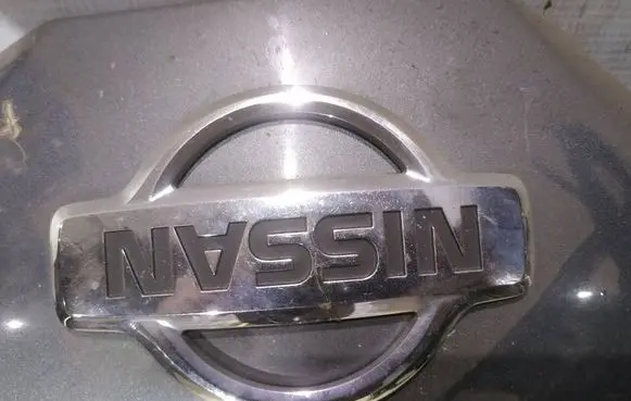 Nissan Almera Tino Manufacturer badge logo/emblem 
