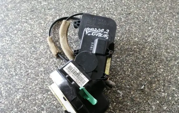 Mazda 2 Rear door lock DE9073F