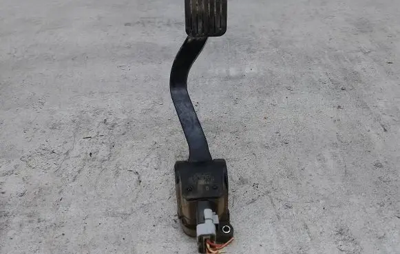Accelerator throttle pedal