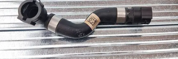 Engine coolant pipe/hose