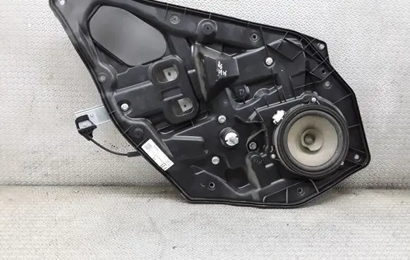 Rear door manual window regulator