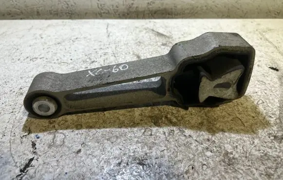 Volvo XC60 Engine mount bracket