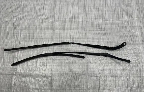Front wiper blade arm