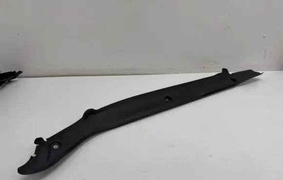 Volkswagen Touareg III Fender end trim 760821112A