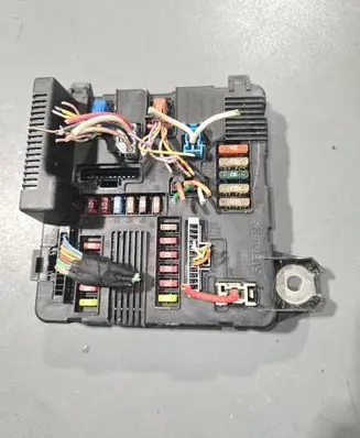 Renault Megane II Fuse module 8200306033A 04154 S118399300J