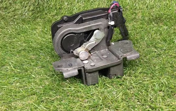 Loading door lock