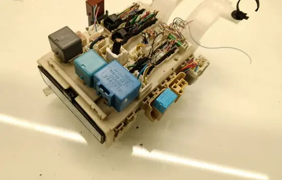 Toyota Yaris Fuse box set 8273052700