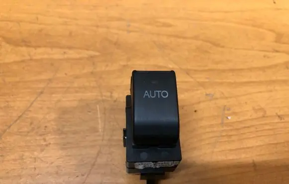 Toyota Avensis T250 Electric window control switch 8481005050