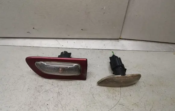 Front fender indicator light