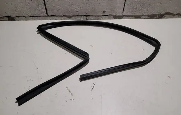 Toyota Yaris XP210 Front door rubber seal 68141-k0010
