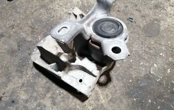 Volvo S60 Engine mount bracket 31430135 31430844 31330135