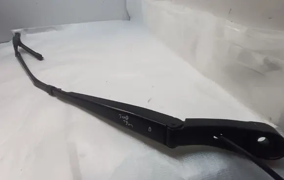 Front wiper blade arm