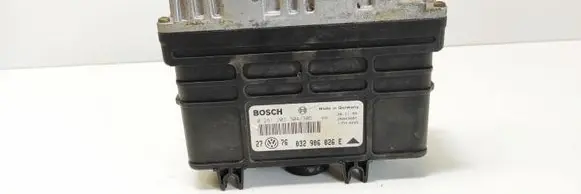 Volkswagen Golf III Engine control unit/module 0261203304