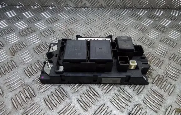 Toyota RAV 4 (XA40) Battery control module G92Z153010 G384347050 G384148030