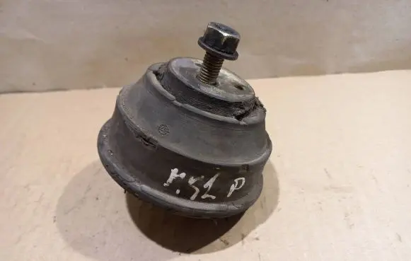 BMW 5 E39 Engine mount bracket 1094365