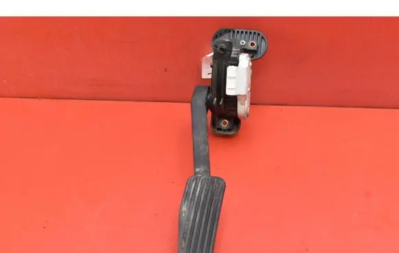 Volvo V70 Accelerator throttle pedal 30636003
