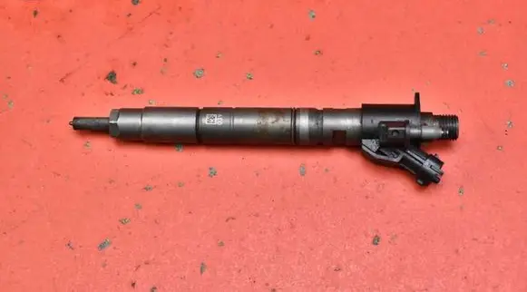 Volvo V60 Fuel injector 31303238