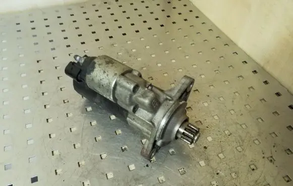 Volkswagen PASSAT B7 Starter motor 001123044