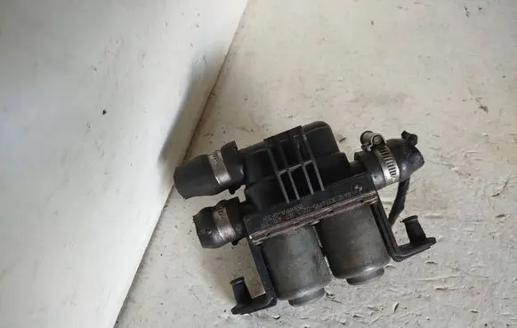 BMW 5 E39 Coolant heater control valve 8374995 1147412137