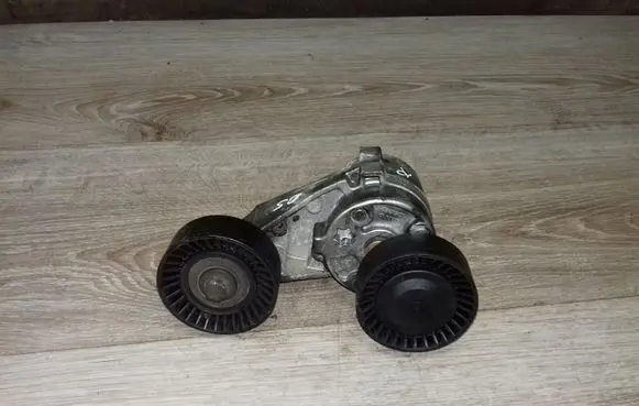 Volvo XC70 Alternator belt tensioner 31251252