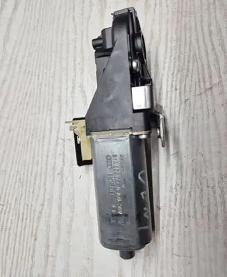 Volvo XC70 Seat adjustment motor 0390203248