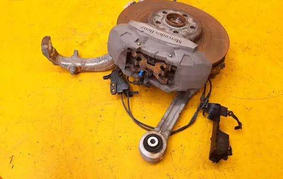 Mercedes-Benz GLC C253 Front wheel hub spindle knuckle