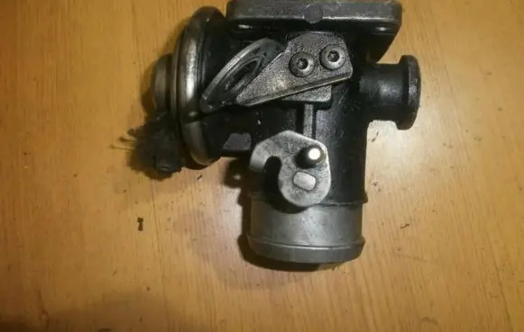 Volkswagen Transporter - Caravelle T4 EGR valve 074129463A B8109026E