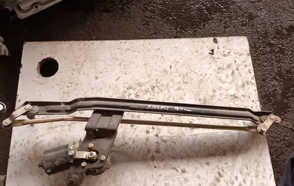 Volkswagen PASSAT B4 Front wiper linkage 