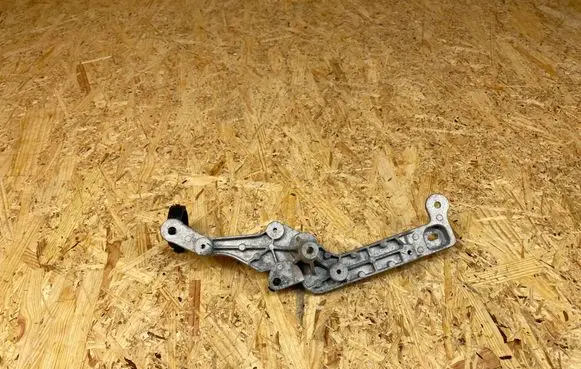 Engine mounting bracket
