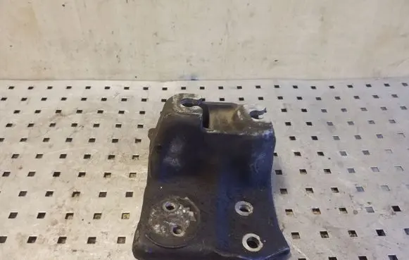 Subaru Outback Engine mounting bracket