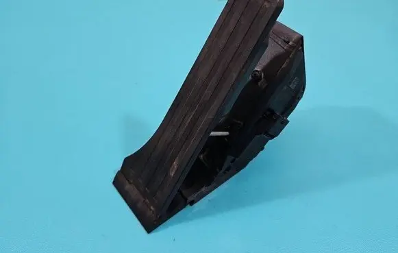 Accelerator throttle pedal