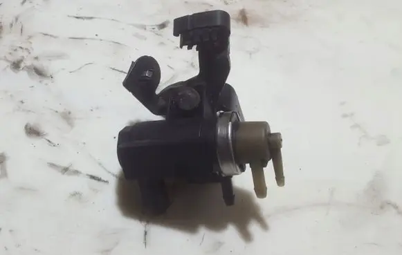 Citroen C4 I Picasso Turbo solenoid valve 9661960380
