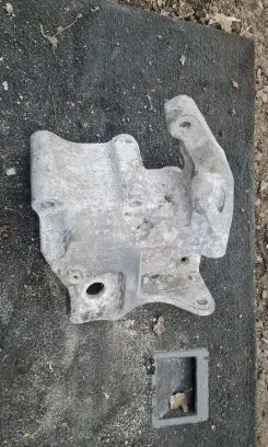 Volvo V70 Engine mounting bracket 31401633