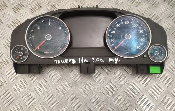Volkswagen Touareg II Speedometer (instrument cluster) 7P6920981