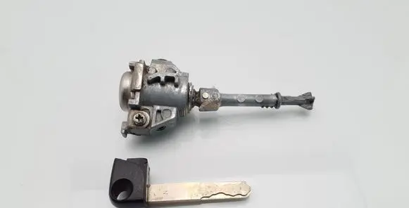 Honda CR-V Front door lock (next to the handle) T1G1G1