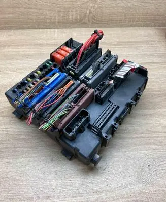 Opel Vectra C Fuse module 13170890 460023260 60EEEA
