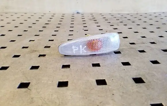 Mitsubishi Outlander Front fender indicator light
