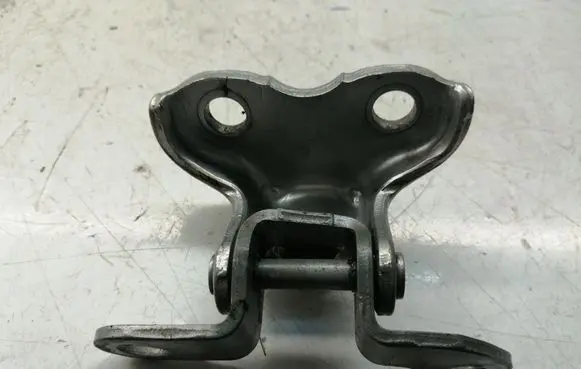 Toyota Avensis T250 Rear door upper hinge 6876005020