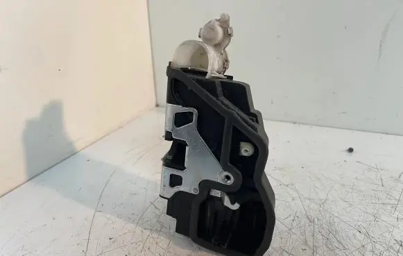 BMW X3 F25 Front door lock 7318409