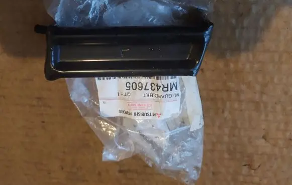 Mitsubishi Pajero Quarter panel pressure vent MR437605